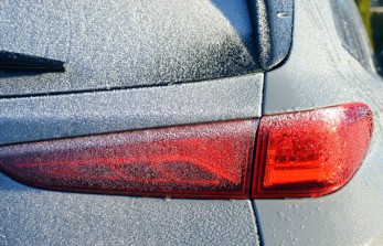 Jak si poradit se zamrzlým sklem auta?